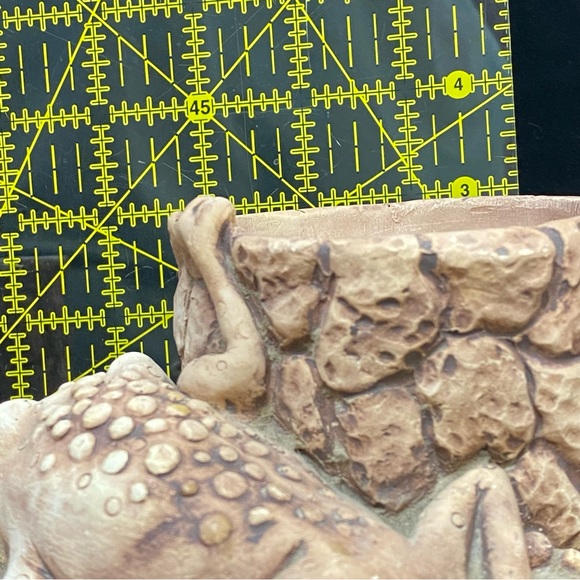 Set of 2, EUC/GUC Vintage 1984, Pompadour Frog & Tree Stump Small Planters - Picture 13 of 15